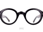 Lesca La Corb's Noire. Toujours une superbe paire de lunettes de luxe montée sur rivet assurant un look rétro et surtout un assemblage beaucoup plus solide. Le Corb's était le surnom donné à Le Corbusier par ses étudiants. Cette monture est donc un hommage, certain diront, une réédition de fameuses lunettes portées par le Maître. Lunettes qui ne sont pas tout à fait étrangères à sa renommée. Je dirais plutôt qu'il s'agit, ici, d'une interprétation assez libre d'une des nombreuses paires de lunettes qui ont été portée par Le Corbusier.