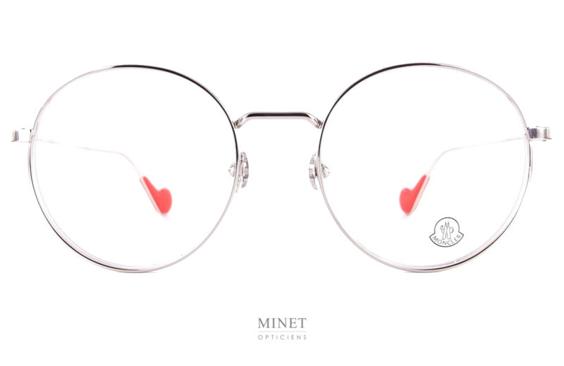 Lunettes Moncler ML5082 016. Sont de grandes lunettes rondes en métal. Le cerclage a été sur épaissi afin de donner plus de caractère a l'ensemble. Les cerclages ont été gravés, histoire d'affirmer leur appartenance à l'univers luxueux de la marque. 