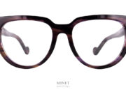 Les Lunettes Moncler ML5084 sont de grandes lunettes optique de forme papillonnante. Sur les branches, le logo est blanc, ce qui signifie qu'il s'agit de la collection dame. 