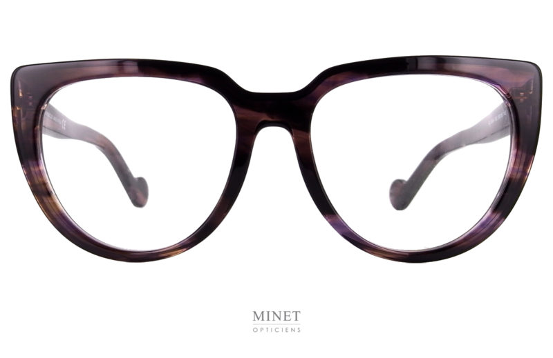 Les Lunettes Moncler ML5084 sont de grandes lunettes optique de forme papillonnante. Sur les branches, le logo est blanc, ce qui signifie qu'il s'agit de la collection dame. 