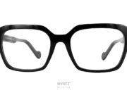 Moncler ML5099 01 . Grandes lunettes de luxe en acétate de cellulose. Les branche épaisses sont montées du célèbre logo de la Maison. Le Logo blanc nous indique qu'il s'agit d'un modèle pour dames. 