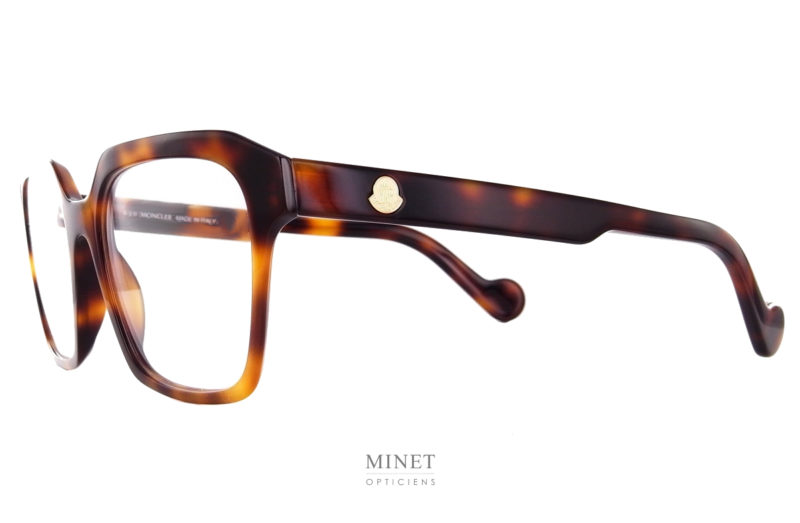 Moncler ML5099. Grandes lunettes optique en acétate de cellulose. Les branche épaisses sont montées du célèbre logo de la Maison.  Après avoir transformé la doudoune en vêtement chic et branché, Moncler s’est lancée dans les collections de lunettes rétro en 2009. Parmi les produits de la griffe, on retrouve une large gamme de lunettes optiques et solaires. Fidèles à l’esprit de la marque, les montures  sont élégantes et arborent un style intemporel, résultat d’un subtil mélange entre tradition et modernité. Si vous cherchez de belles lunettes glacier, des rétro sport, des solaires années 50 ou 70 ou des lunettes masques glamour, Moncler a sûrement le modèle qu’il vous faut dans une version élégante et chic. Vous trouverez le une bonne partie de la collection disponible  ici. Si vous ne connaissez pas encore l'univers de la marque, je vous invite à visiter leur page Instagram en cliquant sur ce lien.