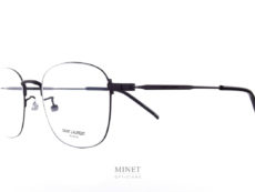 Monture ultra fine, tellement fine que c'est la monture qui est sertie dans le verre et non l'inverse.  Les Saint Laurent SL395K sont de très belles lunettes optiques pour  les hommes qui aiment avoir des montures élégantes, légères et discrètes. 