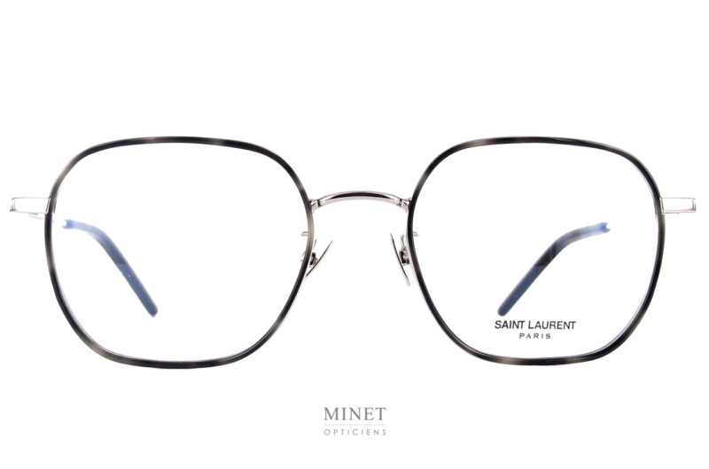 Lunettes classiques et élégantes. Tels sont les meilleurs qualificatifs de la paire de lunettes Saint Laurent SL397F. Monture métal et cerclages des verres combinés métal et acétate de cellulose. 