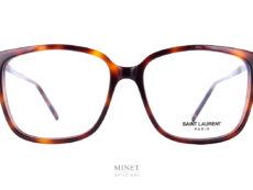 Les Lunettes Saint Laurent SL 453, sont de grandes lunettes rectangulaire pour homme en acétate de cellulose. Celle ci sont en imitation écaille de tortue.