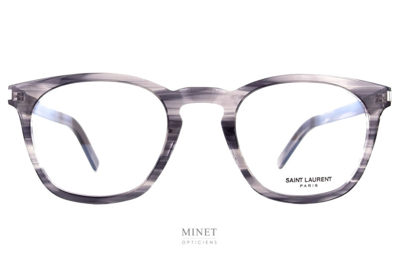 Lunettes Saint Laurent SL 30 SLIM grises. La série SLIM de chez Saint Laurent est une façon de faire exclusive de chez eux. Visuellement la monture a l'air la même mais, elle est beaucoup plus fine. L'épaisseur a été réduite au maximum, afin d'offrir une paire de lunettes légère tout en gardant de la présence, du style et de la personnalité.   