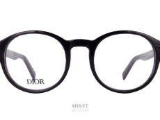 La Dior Black Suit O RI est une monture optique pour hommes. De forme pantos, c'est une monture de caractères de part son épaisseur et sa matière. 