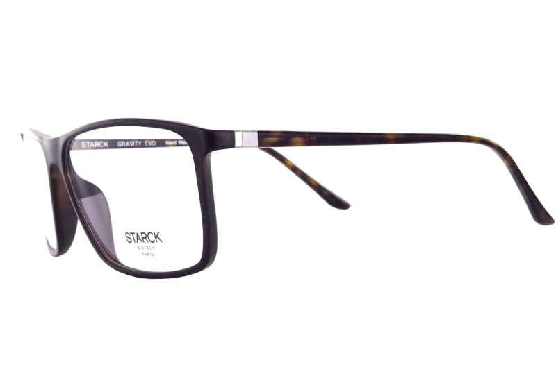 Voici, enfin, les nouvelles lunettes Starck. Toujours dessinées de lignes pures. Le design épuré est et restera toujours la marque de fabrique de Philippe Starck. Et donc, les Starck 373 ne dérogent pas à la règle.  Construites en "Gravity", matériaux exclusif au montures de la marque. les charnières sont toujours conçues et inspirées par l'articulation de l'épaule. Ce qui permet aux branches de bouger dans les 3 dimensions, acceptant énormément de contraintes et donnant une grande solidité à l'ensemble. 