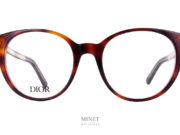 Les lunettes Dior DiorSpirito RI sont des lunettes optique de taille normale. Pas oversized. De forme pantos en écaille et de style plutôt classique. Elle n'en demeurent pas moins très élégantes. 