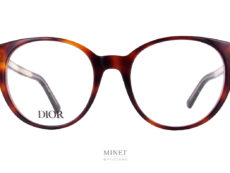 Les lunettes Dior DiorSpirito RI sont des lunettes optique de taille normale. Pas oversized. De forme pantos en écaille et de style plutôt classique. Elle n'en demeurent pas moins très élégantes. 