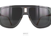 Les lunettes solaires de forme pilote rectangulaires Dior UltraDior Mu sont un mélange de masculinité et de caractère. La finition particulièrement bien soigné aussi bien par l'insert doré au milieu du pont que par les branches finement gravée au laser. 