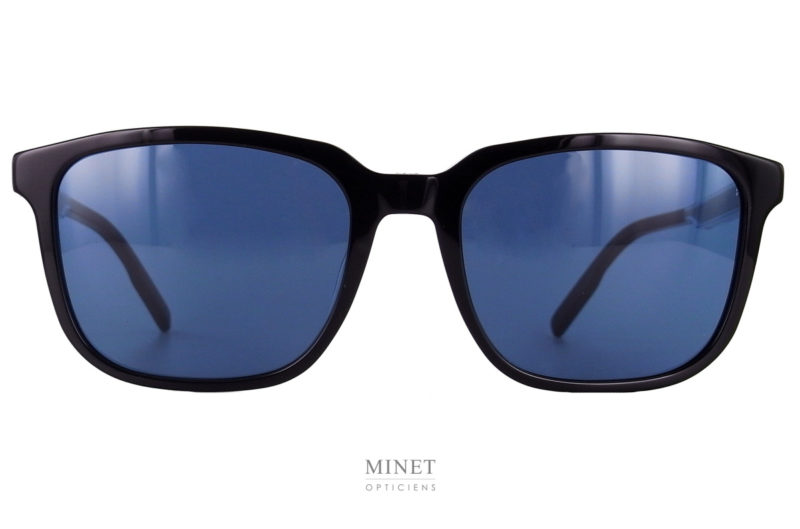 Les lunettes de soleil Dior Diortag sont des solaires classiques pour hommes. L'originalité de ces montures se trouve dans la branche argentée, presque miroir gravé du nom de la marque. 