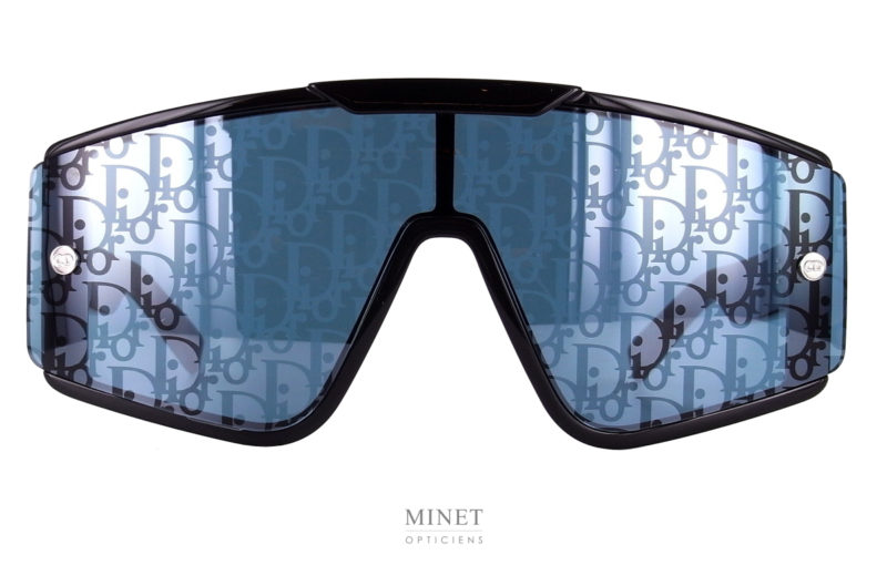 La DiorXtrem MU est une superbe paire de lunettes de soleil. Grand masque aux verres interchangeables. Vous aurez le choix, selon votre humeur du moment, entre un verre ultra-fashion miroir siglé d'une multitude de logos Dior et un verre noir chic et sobre. Les 2 vous apportant, évidement, une totale protection solaire et UV.