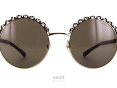 Les Lunettes solaires Chanel 4265-Q sont de très belles lunettes roneds en métal. La partie supérieure de la face, ainsi que les branches sont décorées comme une les chaines, détails omniprésents de la marque,  des sacs. Une jolie chaine de double C entrelacé d'une très belle lanière de cuir. 