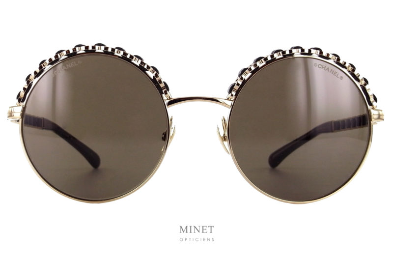 Les Lunettes solaires Chanel 4265-Q sont de très belles lunettes roneds en métal. La partie supérieure de la face, ainsi que les branches sont décorées comme une les chaines, détails omniprésents de la marque,  des sacs. Une jolie chaine de double C entrelacé d'une très belle lanière de cuir. 