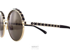 Les Lunettes solaires Chanel 4265-Q sont de très belles lunettes roneds en métal. La partie supérieure de la face, ainsi que les branches sont décorées comme une les chaines, détails omniprésents de la marque,  des sacs. Une jolie chaine de double C entrelacé d'une très belle lanière de cuir. 