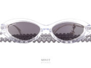 Déjà célèbres lunettes de soleil cristal avec sa chaîne de perles grises. Portées par la non moins célèbre chanteuse Angèle. Les Chanel 5424 Angèle sont uniques et super stylées.