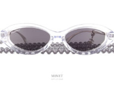Déjà célèbres lunettes de soleil cristal avec sa chaîne de perles grises. Portées par la non moins célèbre chanteuse Angèle. Les Chanel 5424 Angèle sont uniques et super stylées.