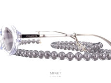 Déjà célèbres lunettes de soleil cristal avec sa chaîne de perles grises. Portées par la non moins célèbre chanteuse Angèle. Les Chanel 5424 Angèle sont uniques et super stylées.