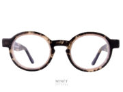 Superbes lunettes de vue, les Thierry Lasry Melody 620 sont de très belles montures ronde en acétate. L'originalité de la monture tient autant dans son design que dans son subtil mélange de couleur. La couleur écaille de tortue foncée est délicatement surligné de cerclages blanc nacré en font un très bel objet qui ne vous laissera pas indifférent.