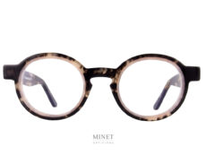 Superbes lunettes de vue, les Thierry Lasry Melody 620 sont de très belles montures ronde en acétate. L'originalité de la monture tient autant dans son design que dans son subtil mélange de couleur. La couleur écaille de tortue foncée est délicatement surligné de cerclages blanc nacré en font un très bel objet qui ne vous laissera pas indifférent.