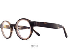 Superbes lunettes de vue, les Thierry Lasry Melody 620 sont de très belles montures ronde en acétate. L'originalité de la monture tient autant dans son design que dans son subtil mélange de couleur. La couleur écaille de tortue foncée est délicatement surligné de cerclages blanc nacré en font un très bel objet qui ne vous laissera pas indifférent.
