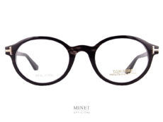 Superbe lunettes de forme ovales en corne de buffle véritable. Les Tom Ford Private Collection TF5720-P font partie de la collection personnelle de Tom Ford. Toute les lunettes de la Private Collection sont de modèles portés par Tom Ford, lui même, et déclinée en cette superbe matière noble qu'est la corne de buffle. Ce qui fait que chaque modèle est unique car il est impossible de reproduire les couleurs à l'identique. 