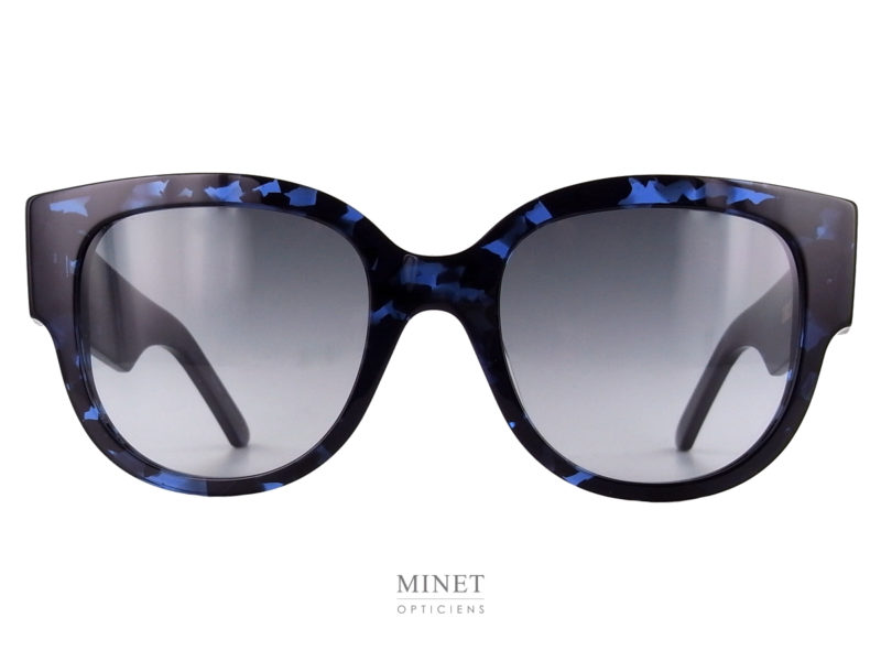 Grandes et imposantes solaires pour dames. Les lunettes de soleil WilDior  sont de très belles lunettes pour dames. Les larges branches sont gravées du nom de la marque en grandes lettres.