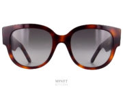 Grandes et imposantes solaires pour dames. Les lunettes de soleil WilDior BU écaille  sont de très belles lunettes pour dames. Les larges branches sont gravées du nom de la marque en grandes lettres.