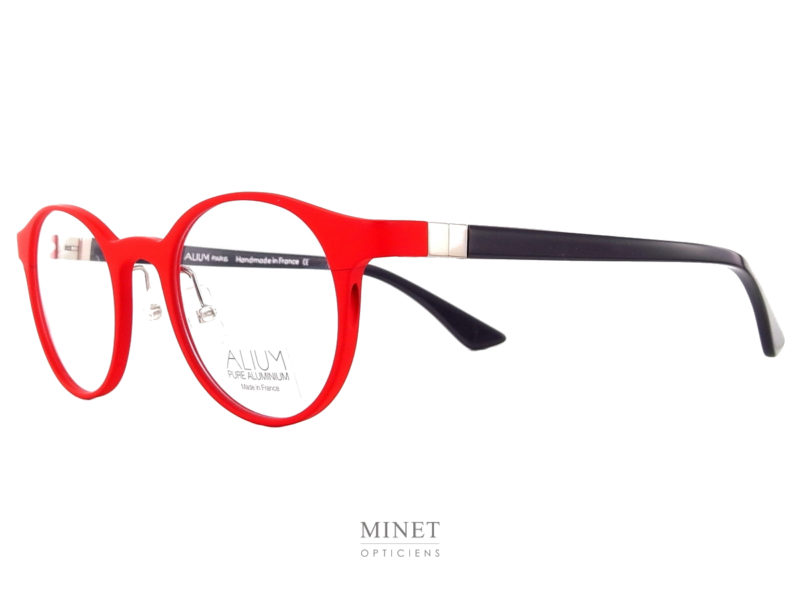 Les Face à Face Alium S2. Nouvelle collection, très belles petites lunettes ronde. Celles ci sont, de plus, colorées d'un superbe rouge vif qui attirera tous les regards. La face en allu et les branches en acétate de cellulose vous offriront un confort et un look unique.  En résumé, il ne s'agit pas que d'une simple monture de lunettes, mais d'une vrai lunettes "plaisir", une monture "accessoire". Vous ne porterez plus de lunettes par nécessité. Ce sera une réjouissance quotidienne que de se promener  avec un si bel objet sur le nez.