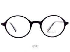 Les Face à Face Alium Y3 Très belles  lunettes ronde de couleur noire de la nouvelle collection. Solide et légères.  La face en allu et les branches en acétate de cellulose vous offriront un confort et un look unique.  En résumé, il ne s'agit pas que d'une simple monture de lunettes, mais d'une vrai lunettes "plaisir", une monture "accessoire". Vous ne porterez plus de lunettes par nécessité. Ce sera une réjouissance quotidienne que de se promener  avec un si bel objet sur le nez