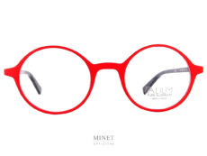 es Face à Face Alium Y3 Rouge Très belles  lunettes ovale de couleur rouge vif de la nouvelle collection. Solide et légères.  La face en allu et les branches en acétate de cellulose vous offriront un confort et un look unique.  En résumé, il ne s'agit pas que d'une simple monture de lunettes, mais d'une vrai lunettes "plaisir", une monture "accessoire". Vous ne porterez plus de lunettes par nécessité. Ce sera une réjouissance quotidienne que de se promener  avec un si bel objet sur le nez.