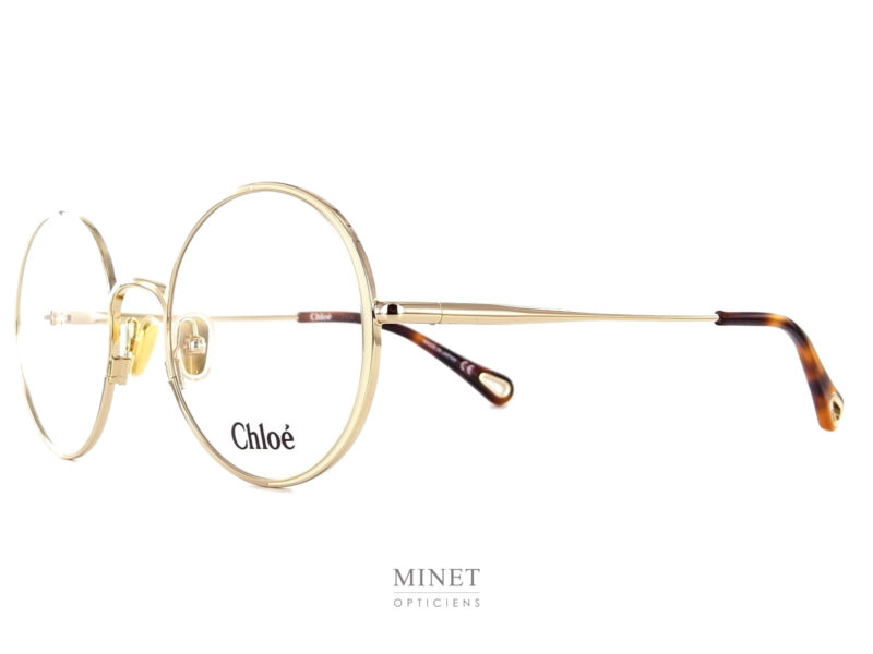 Les Chloé CH 0040o sont de très belles lunettes optiques pour dames. L'originalité de cette monture tient dans la jolie bande colorée se trouvant sur les côtés temporaux des cerclages. 