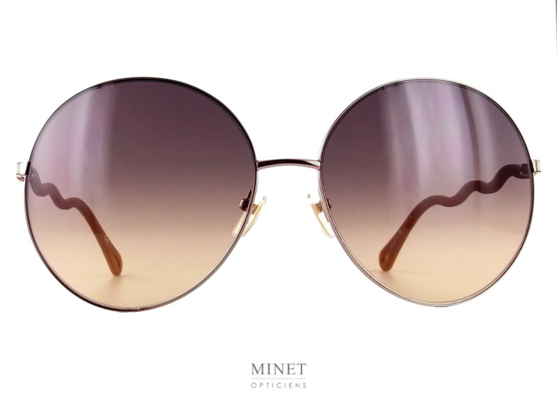 Très belles lunettes rondes oversized. Les Chloé CH0055S sont de superbes lunettes de soleil de luxe. Fines et légères, montées de branche "serpentins" lui donnant un chouette look et la différenciant d'une solaire lambda. 