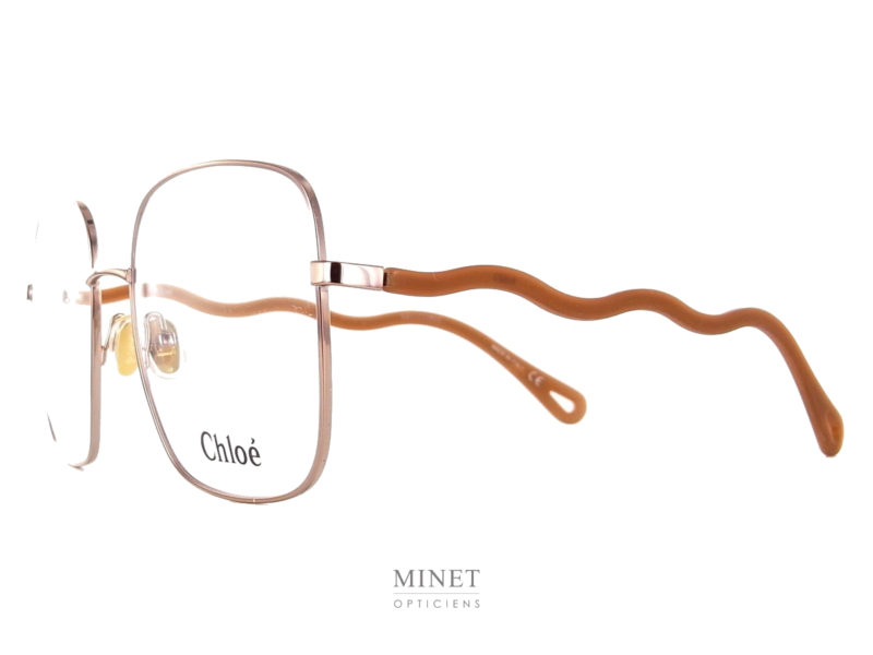 Les Chloé CH0056O sont de belles lunettes pour dames. Ces lunettes sont originales de part leurs branches zigzagant comme de petit serpentins. La montures fine en métal de forme carré est très légère et robuste. Ce sont de très belles lunettes de luxe.