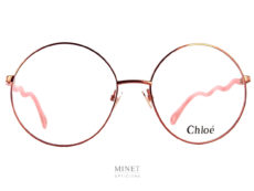 Les lunettes optiques Chloé CH0057O sont de grandes lunettes rondes fines et légères. Les branches serpentin y ajoutent une touche jeune et originale. 