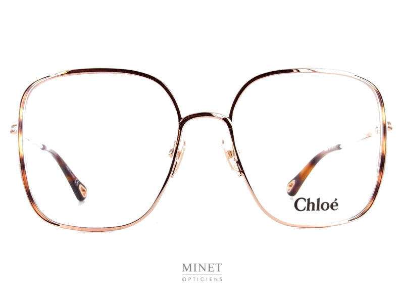 Les lunettes optiques Chloé CH0038O sont de grandes lunettes carrées fines et légères. Les tempes sont décorées d'un fin liseré de couleur écailles de tortue.