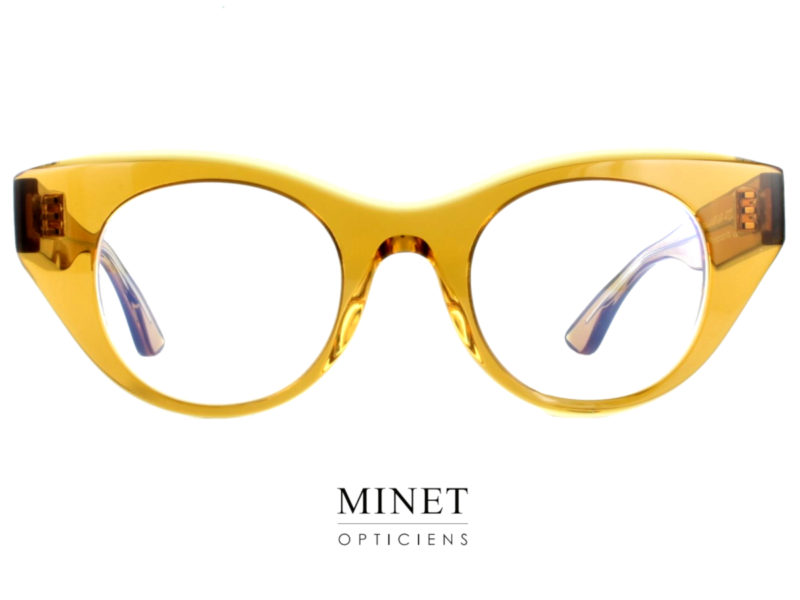 Lunettes papillonnantes, épaisses de couleur jaunes. les Thierry Lasry Vanity jaunes ont un style très très affirmé. 