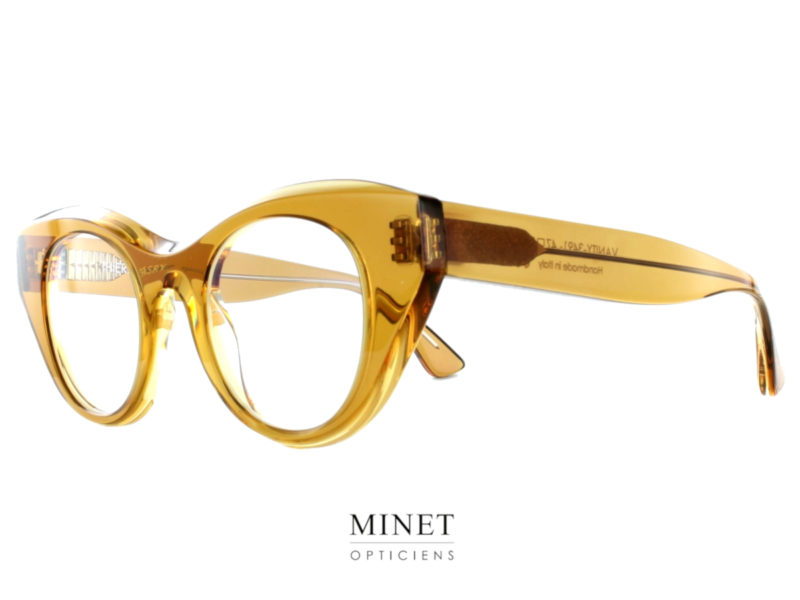Lunettes papillonnantes, épaisses de couleur jaunes. les Thierry Lasry Vanity jaunes ont un style très très affirmé. 