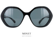 Superbes Chanel 5451. Grandes lunettes de soleil de forme hexagonales. les bords temporaux sont joliment décorés  avec de belles écailles. 