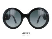 Superbes lunettes de soleil, les Gucci 101S sont de grandes montures solaires rondes. Dans un style très vintage, les branches décorées pas le fameux double G sont recouvertes de paillettes brillantes transformant vos solaire en véritable bijou.  