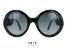 Superbes lunettes de soleil, les Gucci 101S sont de grandes montures solaires rondes. Dans un style très vintage, les branches décorées pas le fameux double G sont recouvertes de paillettes brillantes transformant vos solaire en véritable bijou.  