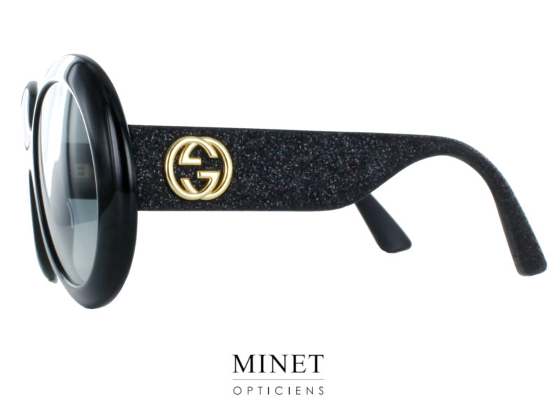 Superbes lunettes de soleil, les Gucci 101S sont de grandes montures solaires rondes. Dans un style très vintage, les branches décorées pas le fameux double G sont recouvertes de paillettes brillantes transformant vos solaire en véritable bijou.  