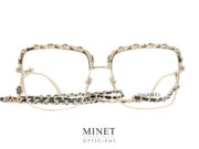 Monture rare et d'exception. Les Lunettes optiques Chanel 2206-Q sont de superbes lunettes de la collection Chanel Beauty ayant une finition exceptionnelle. Avec le dessus sertis s'une chaîne de double C reliés d'un fin liseret de cuir. Elles sont accompagnées d'une superbe chaînette décorée de  "Charms" rassemblant toutes les icônes qui ont fait la réputation de Chanel.