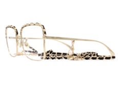 Monture rare et d'exception. Les Lunettes optiques Chanel 2206-Q sont de superbes lunettes de la collection Chanel Beauty ayant une finition exceptionnelle. Avec le dessus sertis s'une chaîne de double C reliés d'un fin liseret de cuir. Elles sont accompagnées d'une superbe chaînette décorée de  "Charms" rassemblant toutes les icônes qui ont fait la réputation de Chanel.