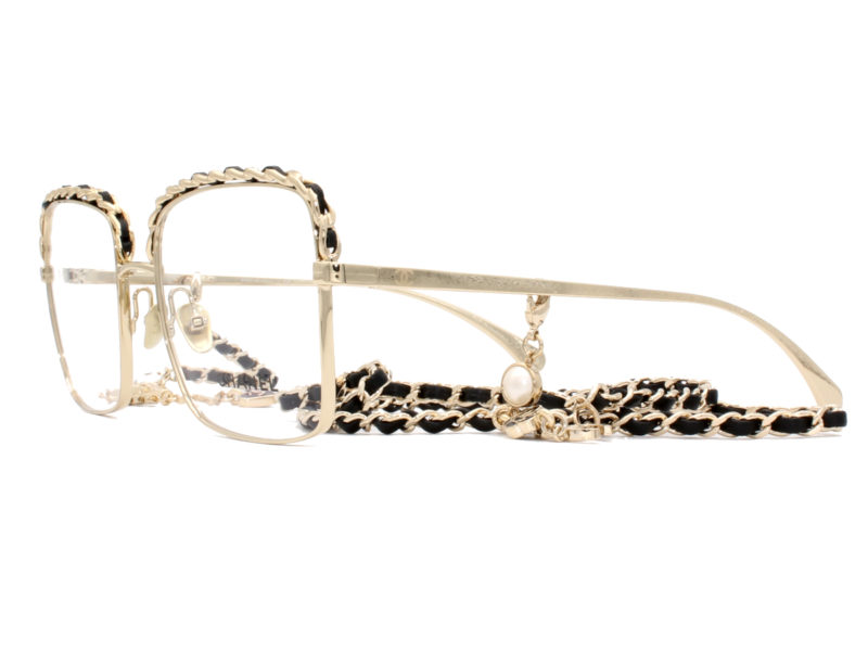 Monture rare et d'exception. Les Lunettes optiques Chanel 2206-Q sont de superbes lunettes de la collection Chanel Beauty ayant une finition exceptionnelle. Avec le dessus sertis s'une chaîne de double C reliés d'un fin liseret de cuir. Elles sont accompagnées d'une superbe chaînette décorée de  "Charms" rassemblant toutes les icônes qui ont fait la réputation de Chanel.