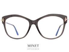 Les lunettes optiques Tom Ford TF5705-B sont de très belles montures combinées.  C'est a dire un mélange de matière. de très belles montures de forme papillon ayant une face en acétate et les branches en métal doré. 