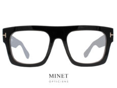 Très belles montures optiques noires pour hommes. Les Tom Ford 5634-B Black sont d'impressionnantes lunettes rectangulaires épaisses munies de branches bien larges. Ce sont typiquement le genre de lunettes qui en imposent et qui feront partie de vous et de votre personnalité. 