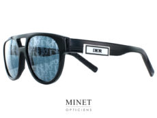 Les Solaires Christian Dior DiorB23 R1I, sont de nouvelles solaires pour hommes. La forme des verres pourrait passer comme très classiques. C'est sans compter sur les verres miroirs signés Dior et les branches estampillés du même logo que les nouvelles sneakers de la marque.