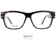 Les lunettes optiques Christian Dior DiorSignatureO S1I sont de belles lunettes de la série Signature. Comme son nom l'indique, les larges branches sont signées en lettre d'or. Ce sont des montures pour celles et ceux qui assument leur attachement à la marque. 